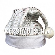 Deze fleece kerstmuts is voorzien van zilveren paillettes. Net even een ander uiterlijk met kerst? Het kan met deze kerstmuts. Kerstmuts zilver